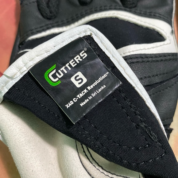 Cutters X40 C-Tack Revolution Black Football Gloves Men's Small - Picture 1 of 4